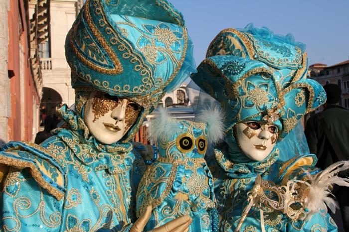 karnevaali venetsiassa puvut mardi gras itämaiset siniset kankaat kultakirjonta pöllö