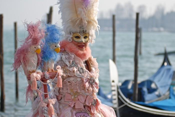 venetsian karnevaalien aukio 14