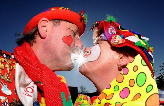 karnevaalipuvut karnevaalipuvut logo Kölnin klovnit hölmöt puvut karnevaaliparatsi suudelma