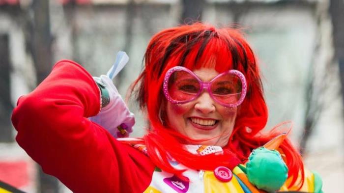 puvut karnevaalipuvut logo Kölnin klovnit hölmöt puvut karnevaaliparaatti vaaleanpunainen punainen trendi