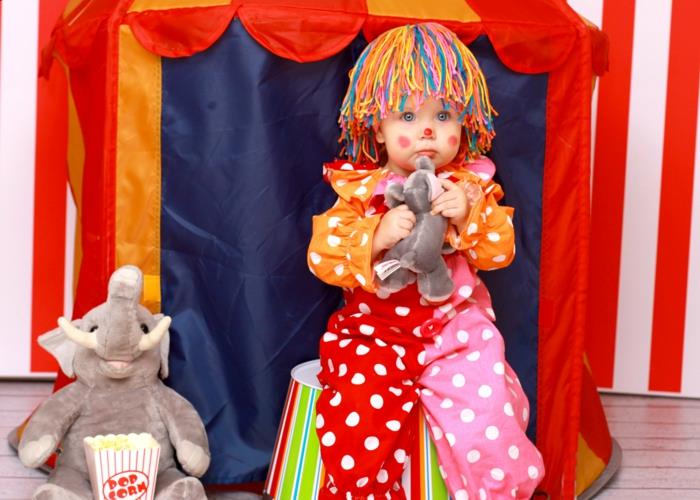 karnevaalipuvut diy -ideat lapsille puku klovni pisteviiva värikäs hiukset lanka