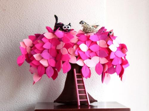 kissan koristepuu, joka on valmistettu vaaleanpunaisesta ja vaaleanpunaisesta huopasta