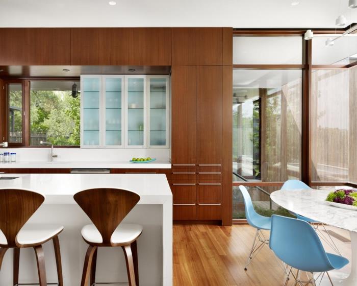 keittiön lattia laminaatti valkoinen keittiösaari siniset tuolit