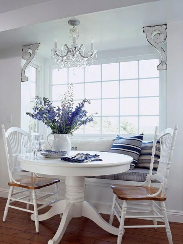 keittiö suunnittelu ruokapöytä tuolit istua penkki kukat violetti kattokruunu
