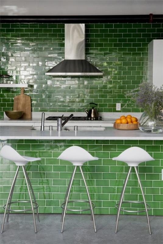 keittiö kaakeloitu peili vihreät seinälaatat epätavallinen keittiösaari