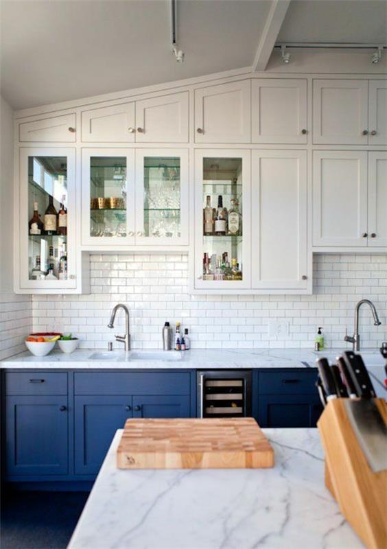 design keittiö sininen keittiökaapit valkoiset seinälaatat