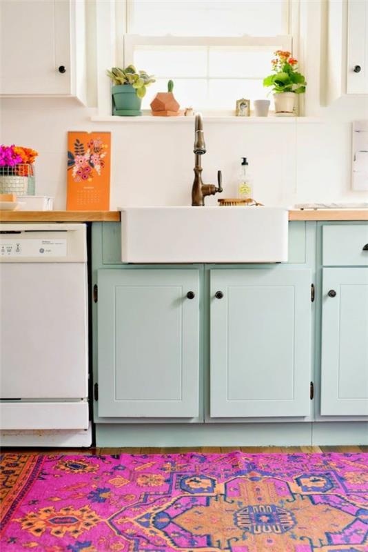 keittiön suunnittelu värillinen matto vaaleanvihreä keittiökaapit