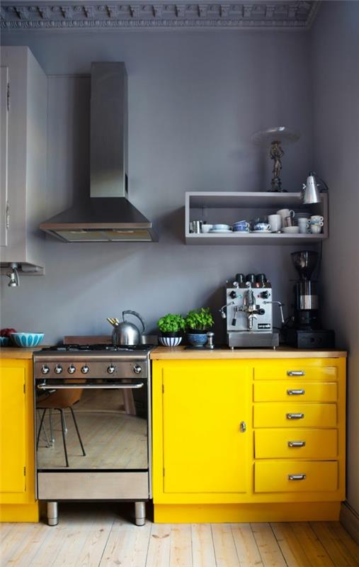 keittiön suunnittelu keltaiset keittiökaapit vaaleanharmaa seinä