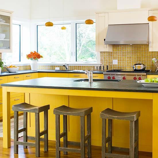 keittiön sisustus kirkkaan keltainen tavallinen puutuoli keittiön peili