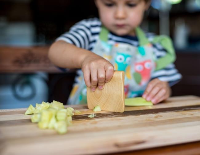 Tee keittiöstä lapsiystävällinen ja hanki keittiövälineet puusta