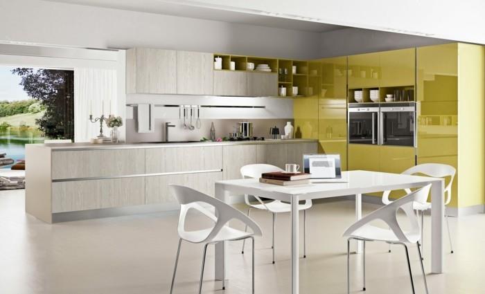 keittiön l-muotoiset keltaiset pinnat katseenvangitsijoina ja minimalistisina elementteinä