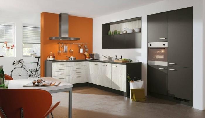keittiön l-muotoinen oranssi aksenttiseinä ja kauniit lattialaatat