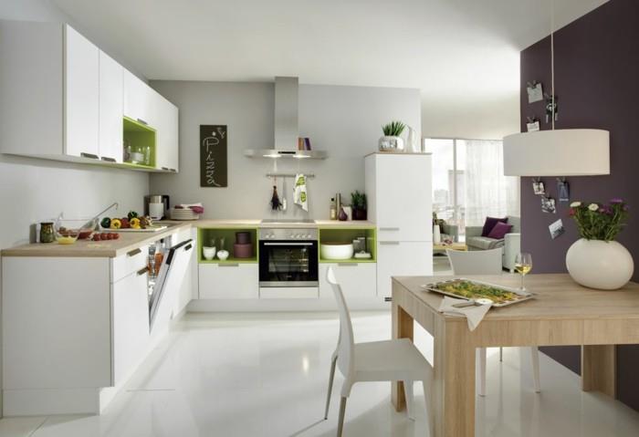 keittiön l-muotoiset valkoiset keittiökaapit ja valkoinen lattia vihreillä aksentteilla