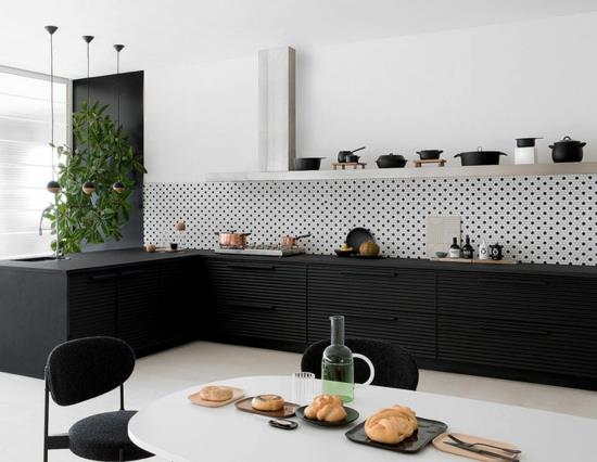 keittiö ilman seinäkaappeja avoimet hyllyt minimalistiset kalusteet