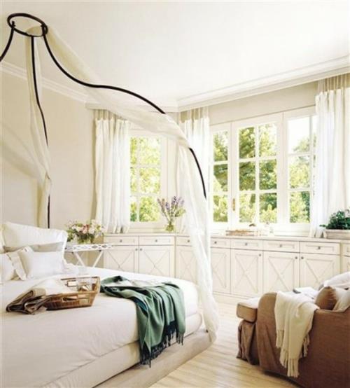 keittiö makuuhuone pylvässänky design valkoiset ilmavat verhot heijastavat vihreää