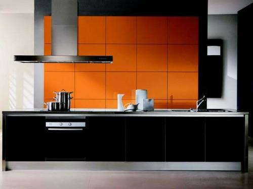 keittiö musta kompakti moderni oranssi neliöt keittiöpeili