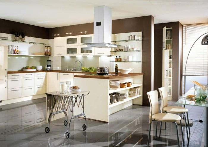 Keittiön suunnittelu kermanvärisillä keittiökaappeilla ja ruskeilla seinillä