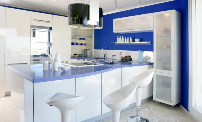 keittiön seinän suunnitteluideoita sininen seinän väri valkoinen baarijakkara