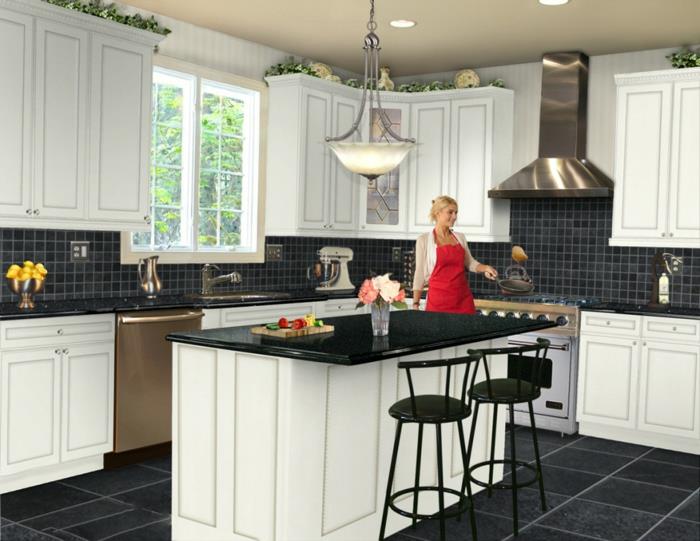 keittiön seinän suunnittelu tummat seinälaatat mustat lattialaatat vaaleat keittiökaapit