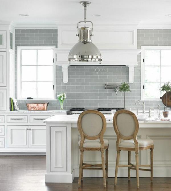 keittiön suunnittelulaatat harmaat sävyt valkoiset huonekalut