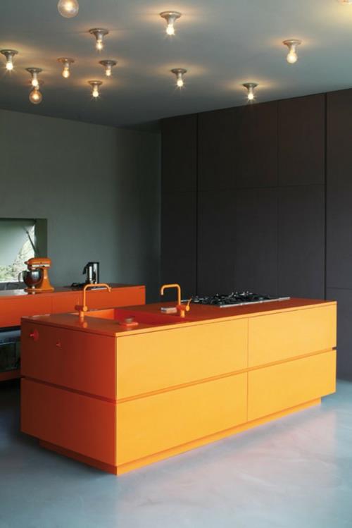 keittiön suunnittelu oranssi keittiösaari hehkulamput katto
