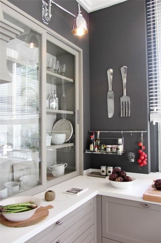 keittiön suunnittelu seinäsuunnittelu harmaat valkoiset huonekalut
