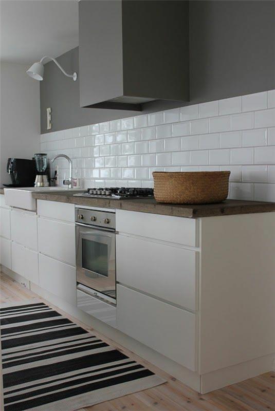 keittiön suunnittelu seinän väri harmaa sävyt modernit valkoiset laatat