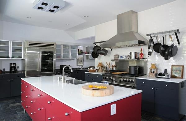 keittiöt punainen keittiösaari mustat keittiökaapit valkoiset hyllyt