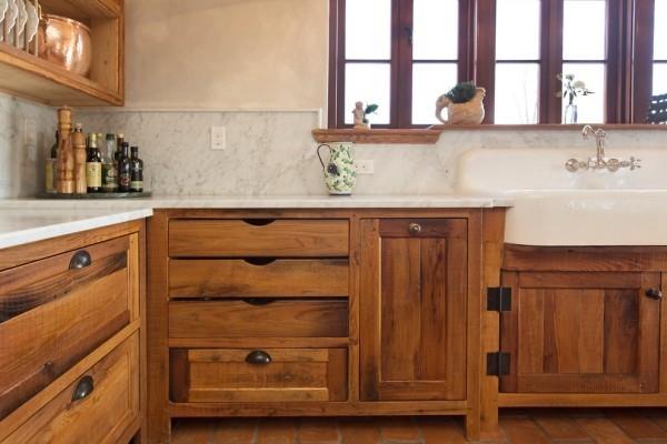 keittiö inspiraatiota puulattia maalaistyylinen italialainen muotoilu