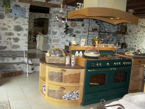 keittiön sisätilat, joissa on ranskalaisia ​​koriste -elementtejä