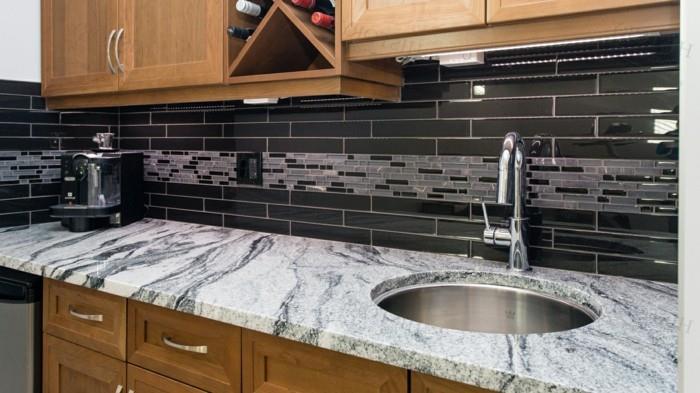 graniittiset keittiötasot antavat keittiölle mukavan ilmeen