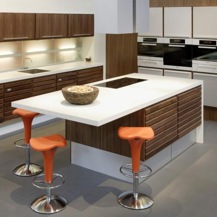 keittiötasot moderni keittiösaari ja oranssi baarituoli