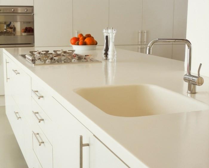 keittiötasot moderni valkoinen keittiösaari, jossa pesuallas ja liesi