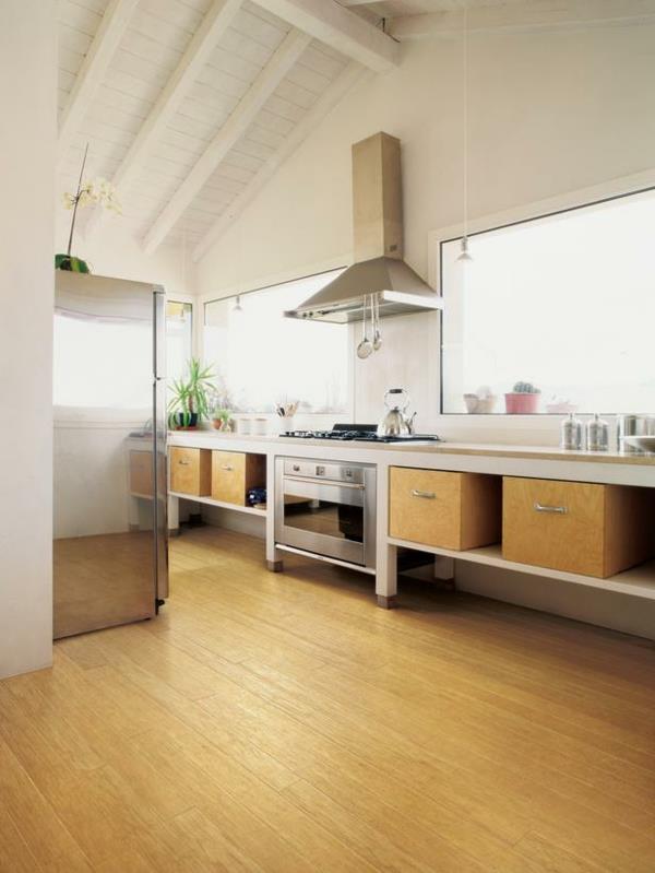 keittiön lattia tammiparketti ja avoimet kattopalkit