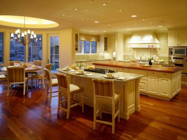 keittiön lattian vaalea parketti ja keittiön saari marmorista