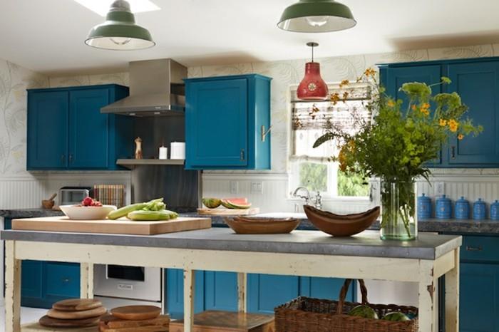keittiön suunnittelu sininen keittiökaapit riippuvalaisimet kukkakoriste