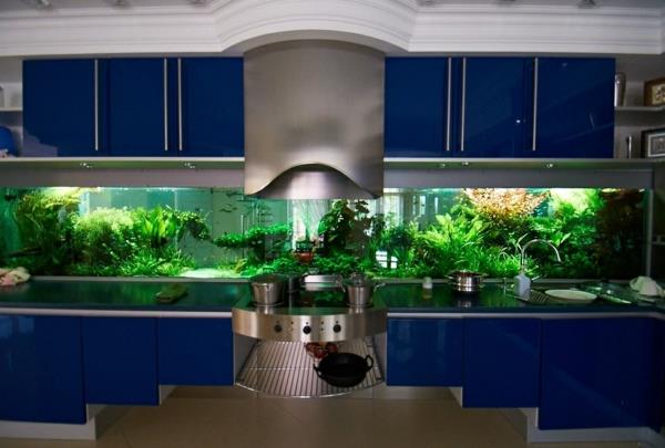 keittiön suunnittelu sininen keittiökaapit keittiö takaseinä akvaario