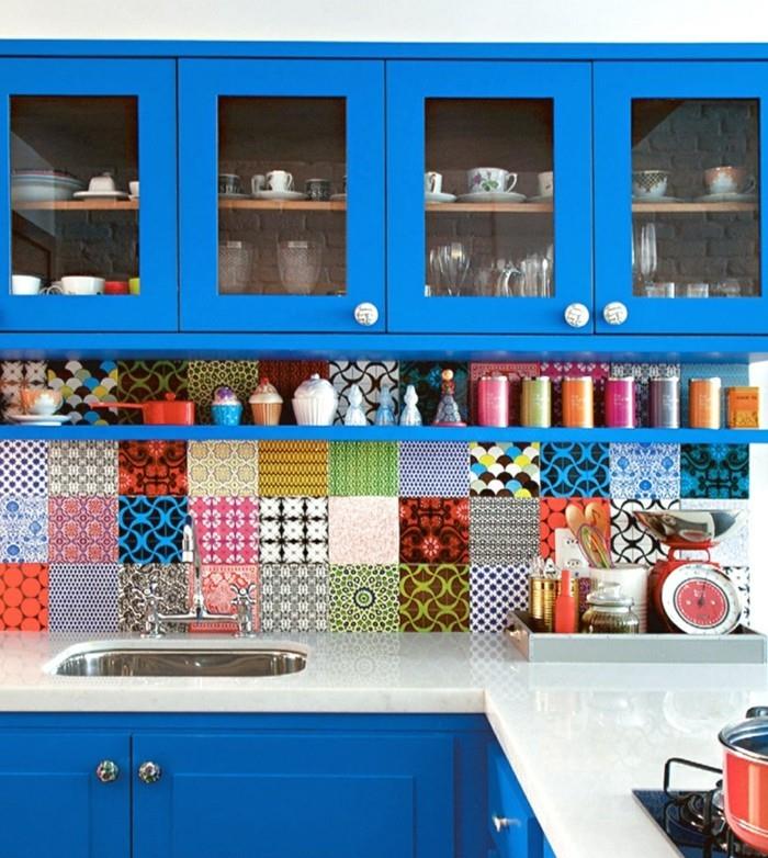 keittiön suunnittelu siniset keittiökaapit ja värilliset seinälaatat