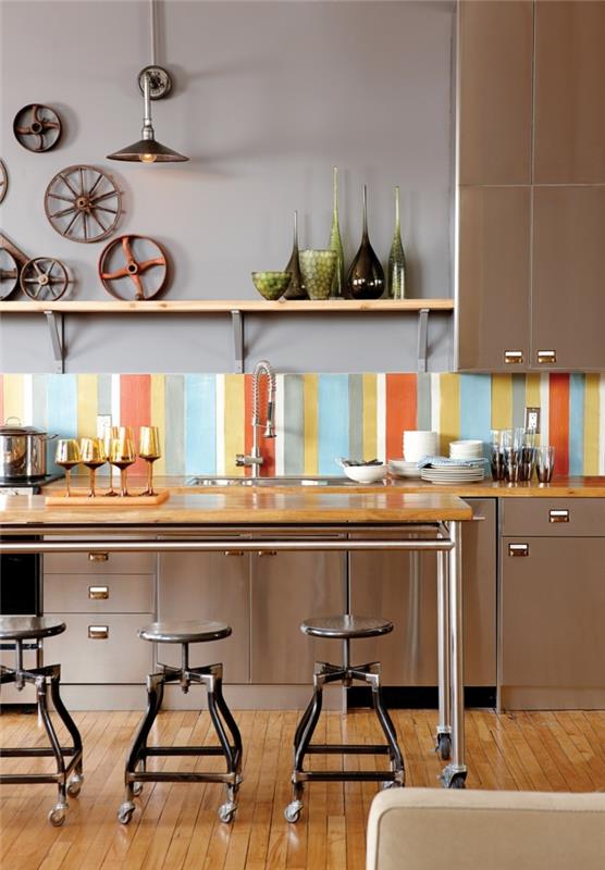 keittiön suunnittelu värillinen keittiön takaseinä tekee tunnelmasta iloisen