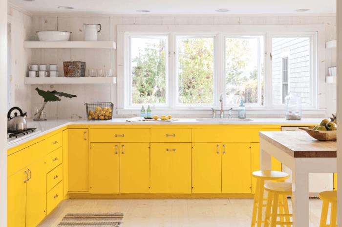 keittiön suunnittelu keltaiset keittiökaapit avoimet seinähyllyt