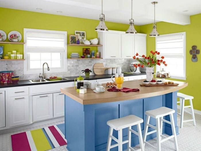 keittiön suunnittelu vihreä seinämaali värillinen raidallinen matto sininen keittiösaari