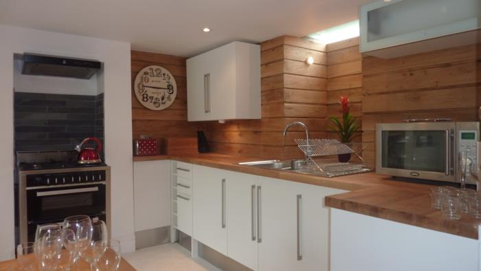 keittiön suunnittelu puukeittiöt seinäpaneelit valkoiset keittiökaapit
