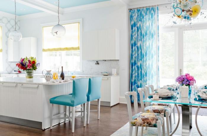 keittiön suunnittelu keittiöikkuna trendikkäät värit seesteisyys sininen keittiösaari ohuet verhot