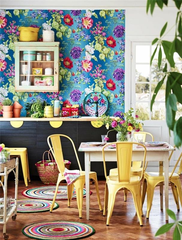 keittiön suunnittelu kukkakuvioisilla seinäkuvioilla ja keltaisilla keittiön tuoleilla