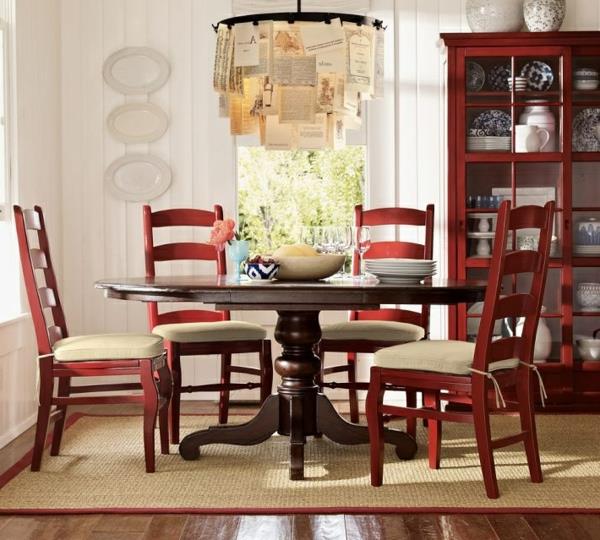 keittiön suunnittelu punaiset tuolit puutyynyt tumma pöytälevy