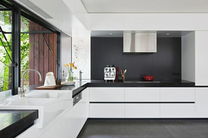 keittiön suunnittelu seinäpaneelit keittiö mustavalkoiset keittiökaapit keittiöikkunat