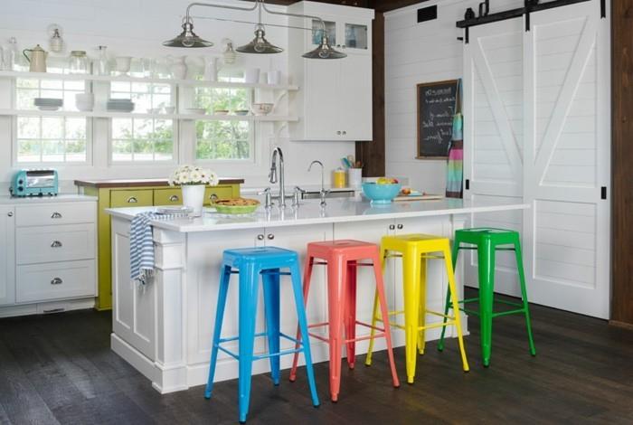 keittiön suunnittelu valkoinen keittiösaari värillinen baarituoli tummat lattiat
