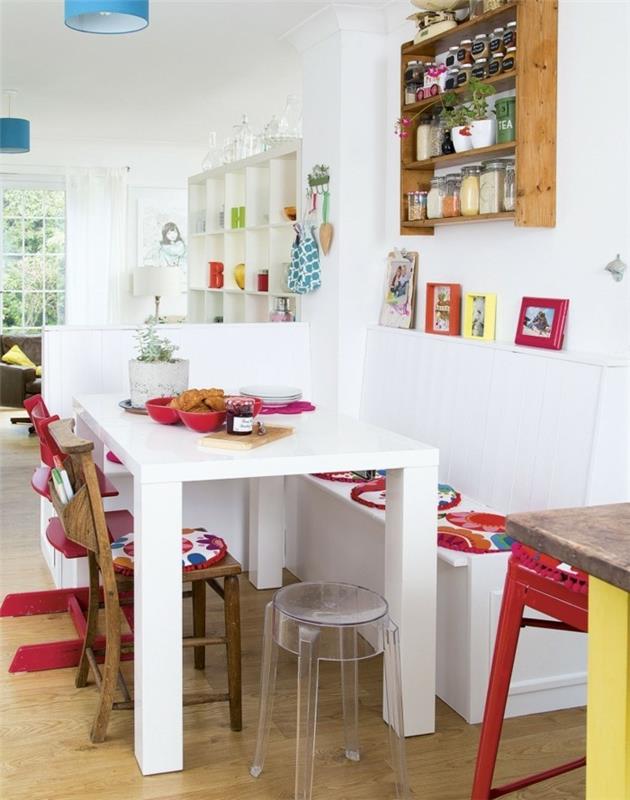 keittiön suunnittelu valkoiset seinät värilliset aksentit puulattia