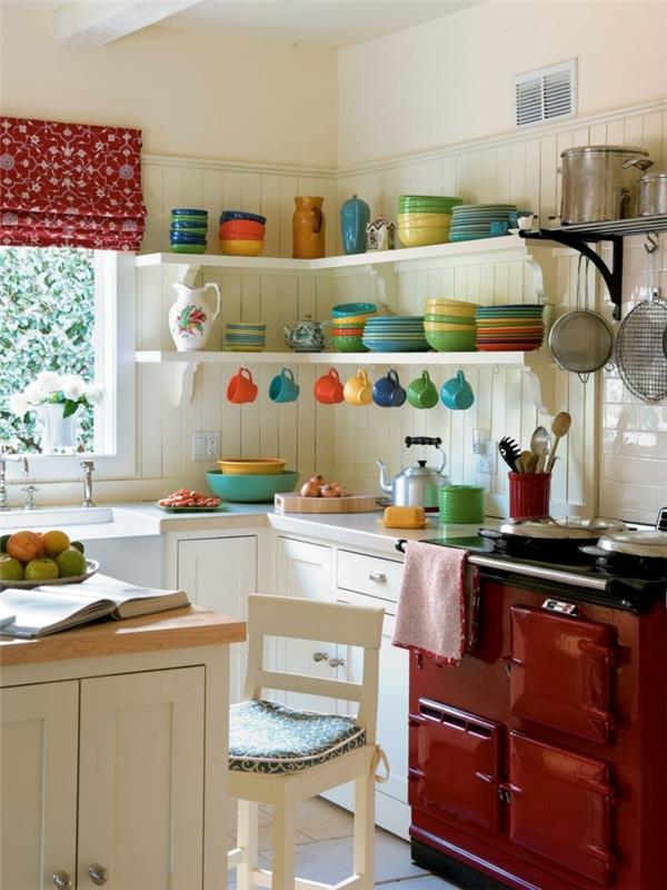keittiövälineet värilliset astiat punaiset keittiökalusteet