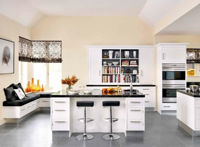 keittiökoneet vapaasti seisova keittiösaari värilliset koristeelliset maljakot roomalaiset kaihtimet vaaleanharmaat lattialaatat